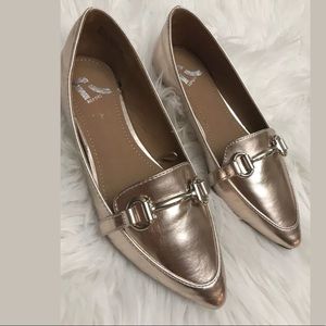 Report Women's Rose Gold Metallic Pointy Flats